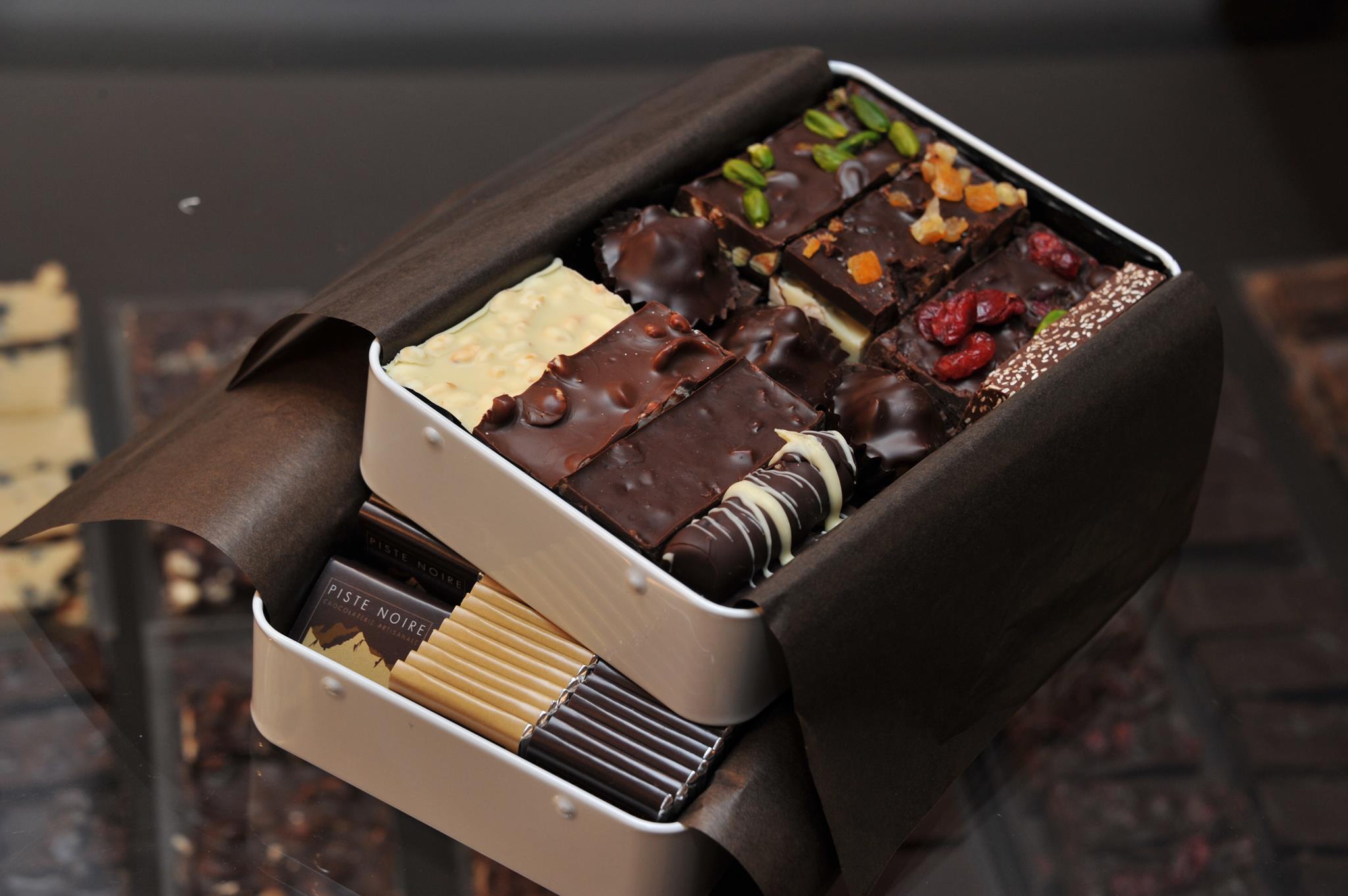 Brown cardboard box, 300Gr of chocolate to compose